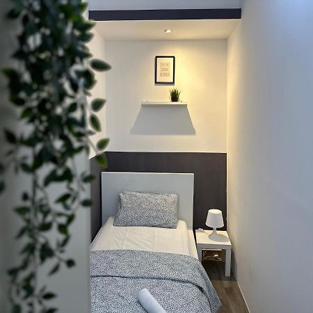 Traveller Partition Room In Al Barsha 1 Near Metro ドバイ エクステリア 写真
