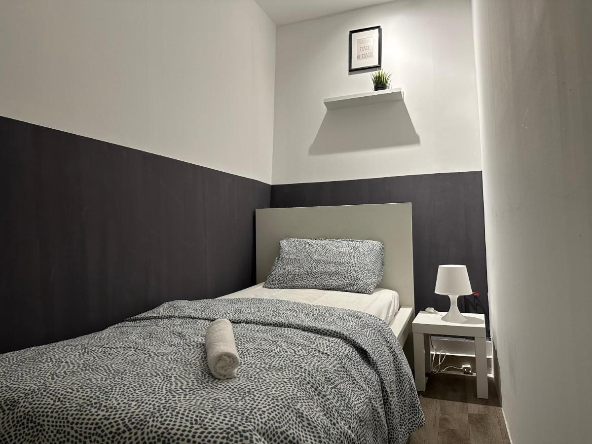 Traveller Partition Room In Al Barsha 1 Near Metro ドバイ エクステリア 写真