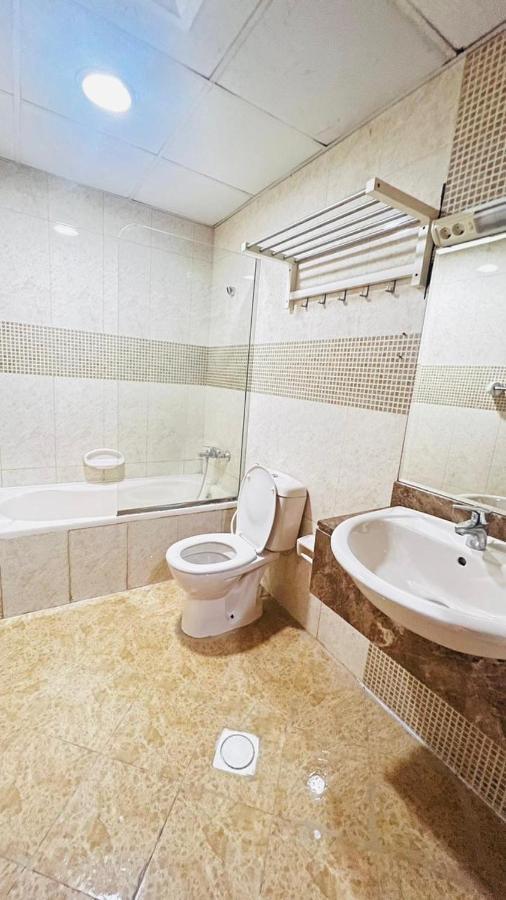 Traveller Partition Room In Al Barsha 1 Near Metro ドバイ エクステリア 写真