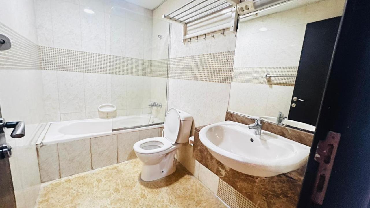 Traveller Partition Room In Al Barsha 1 Near Metro ドバイ エクステリア 写真